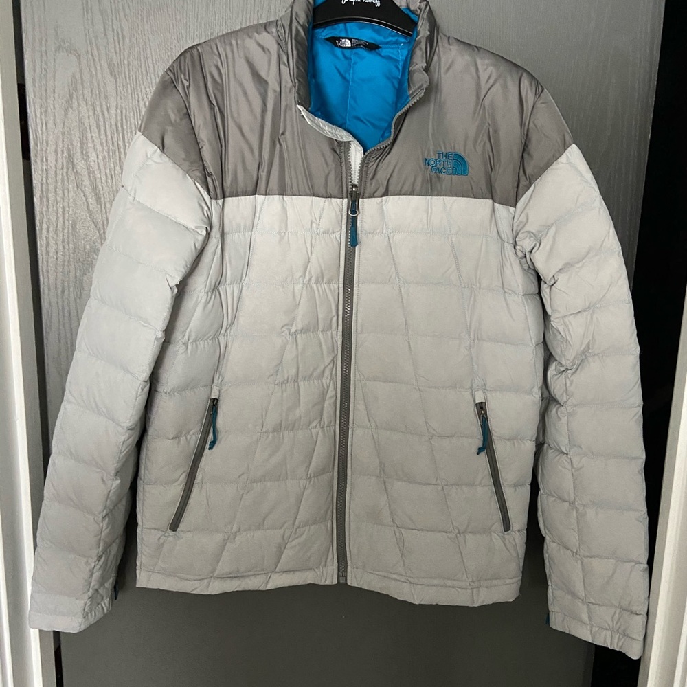 Jacket North Face. Fits small to medium!  Like New